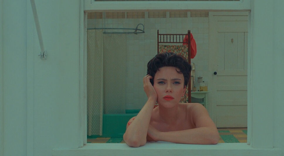 Scarlett Johansson schaut aus dem Fenster