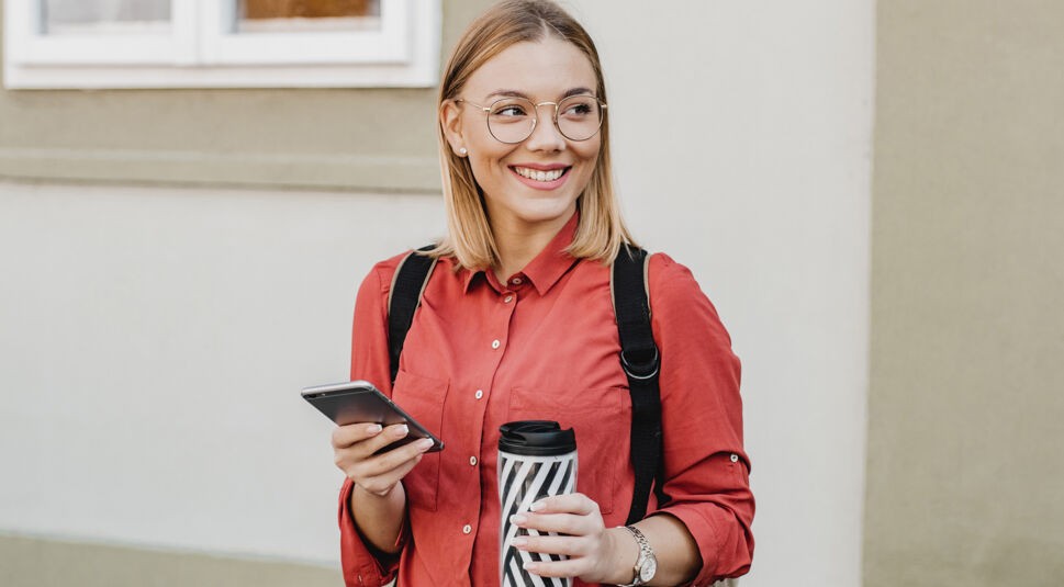 Auf dem Bild in dem Artikel zu Vodafones Student:innen-Tarifen ist eine Frau mit Brille und einem Handy zu sehen. 
