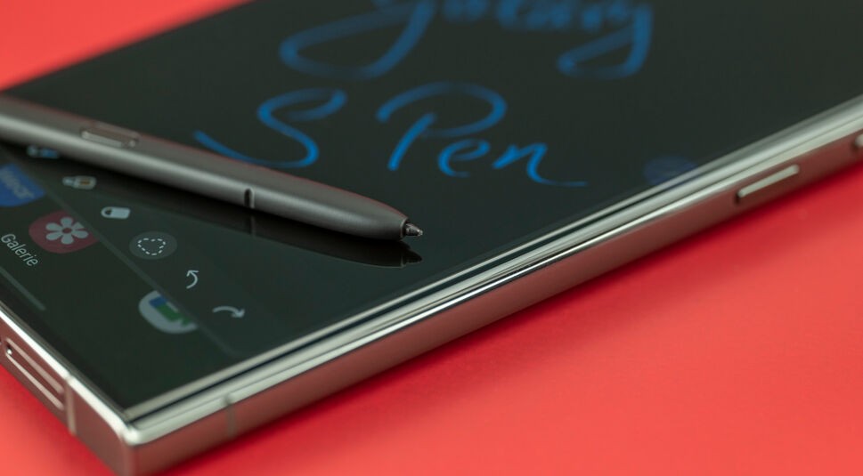 Eingabestift liegt auf einem Smartphone-Display, darauf die Schrift Galaxy S Pen