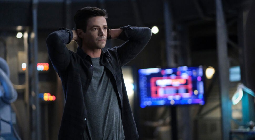 Barry Allen alias The Flash (Grant Gustin) schlägt die Hände über dem Kopf zusammen im Juli GigaTV-Highlight The Flash