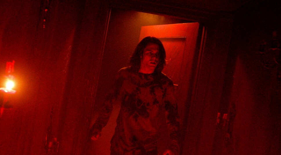 Ein junger Mann in dunkelrotem Licht