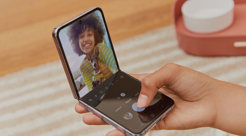 Mit Galaxy Z Flip4 ein Selfie aufnehmen