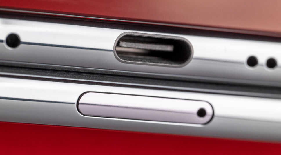 Unterseite des Smartphones Pixel Fold mit USB-Port und SIM-Fach in Großaufnahme