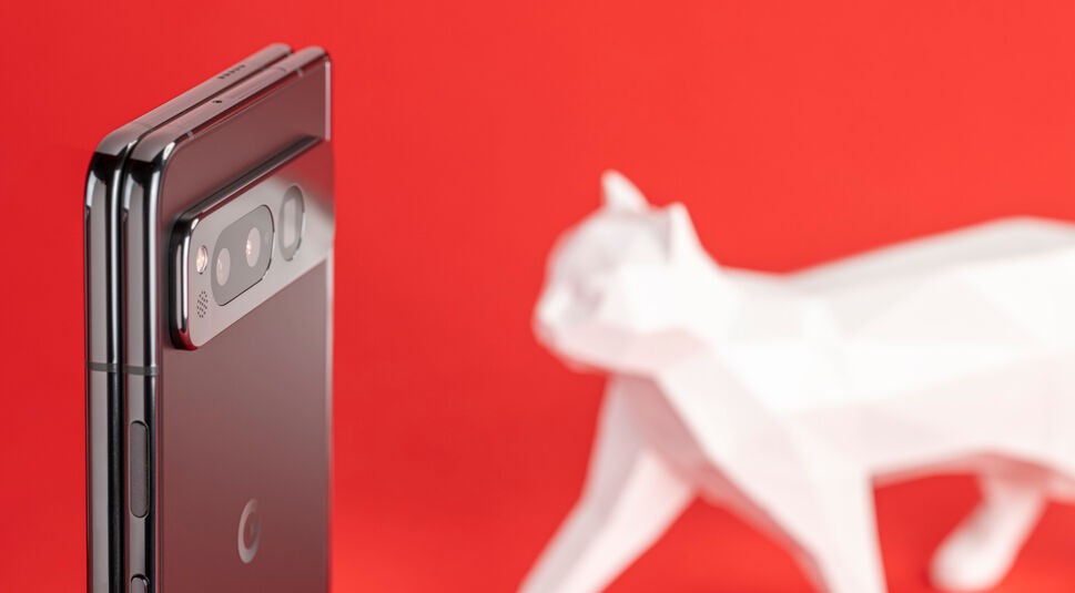 Außenseite des Smartphones Pixel Fold mit Fokus auf Kamera vor rotem Hintergrund