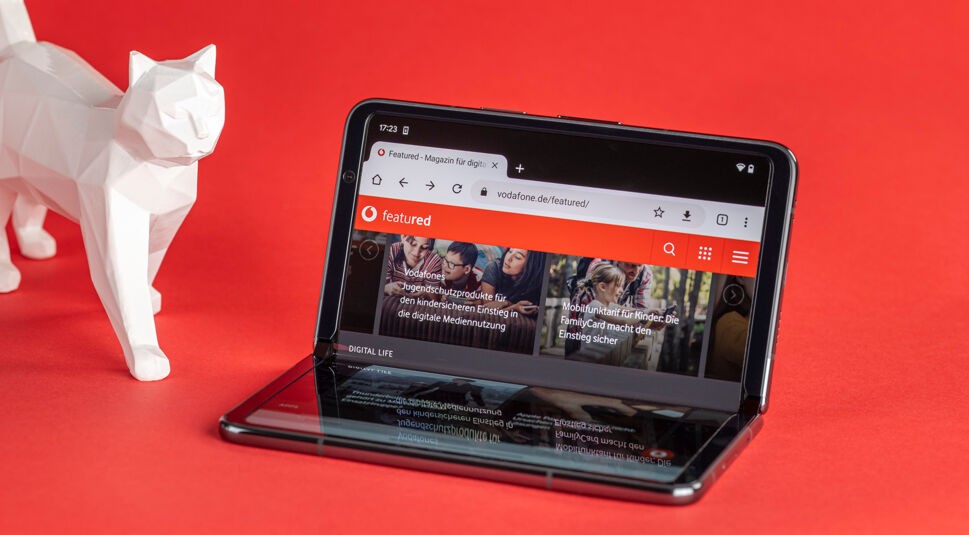 Innendisplay des Falt-Smartphones Pixel Fold zeigt die Startseite des Portals featured.