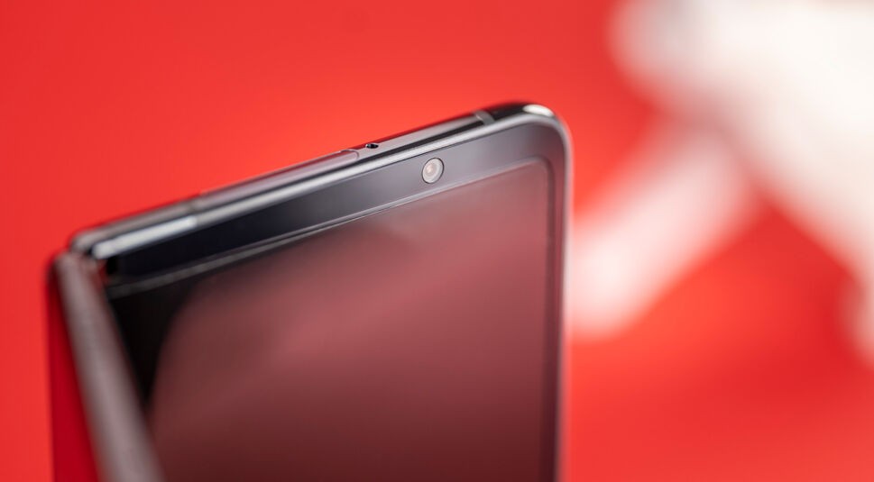 Aufgeklapptes Falt-Smartphone Pixel Fold zeigt im Fokus die Innenkamera über dem Display.