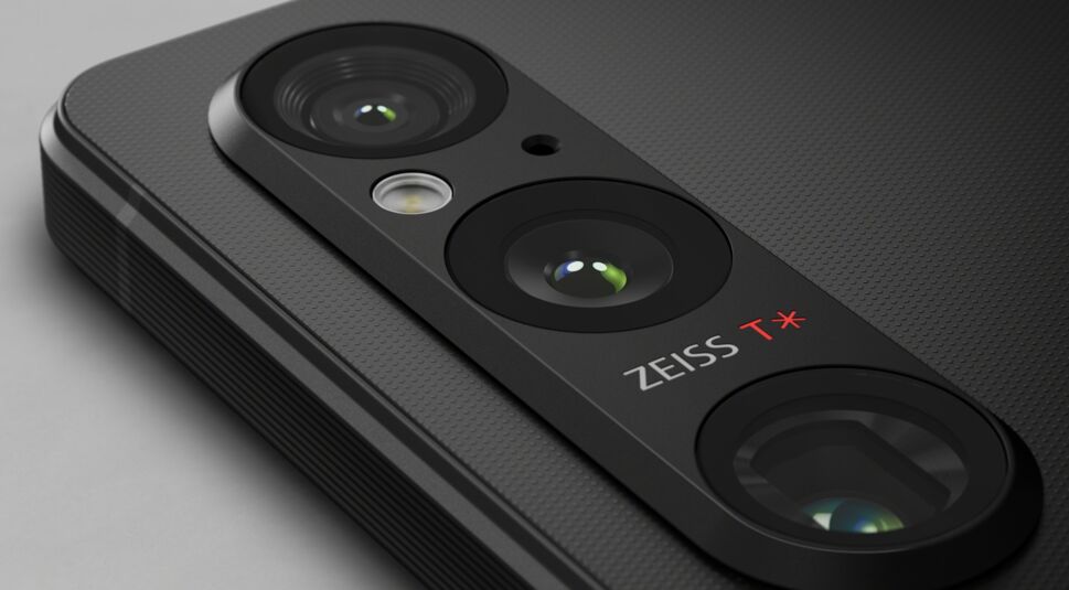 Drei Kameralinsen eines Smartphones