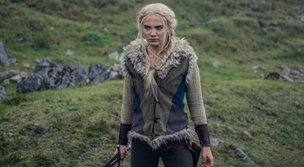 Ciri steht angriffsbereit ihren Gegnern gegenüber