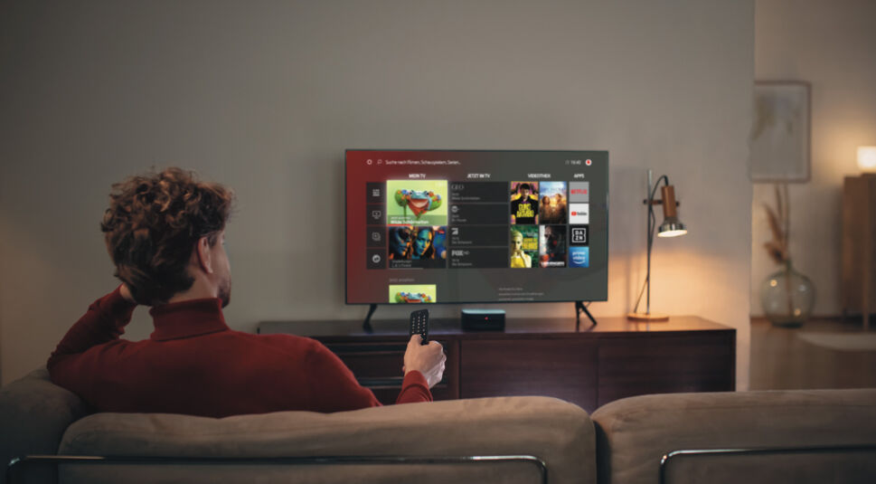 Mann bedient GigaTV Aufnahmen Archiv und Timeshift