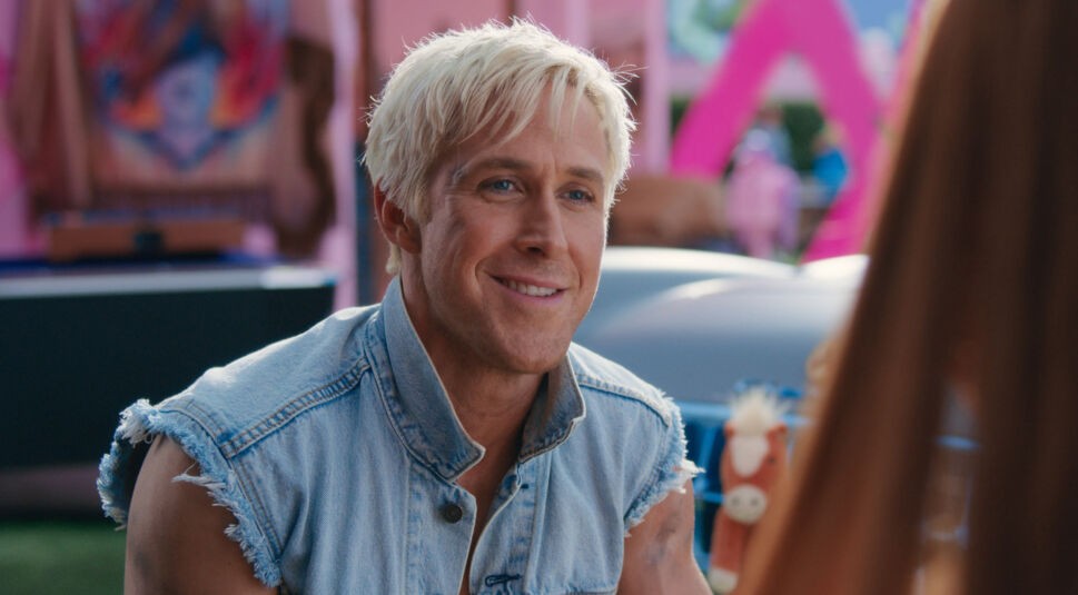 Ryan Gosling schaut Barbie grinsend an