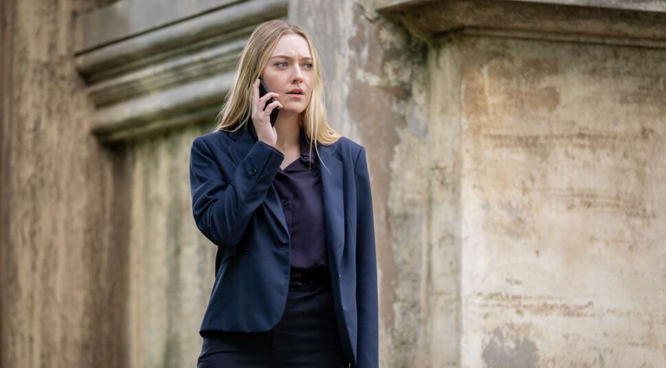 Emma (Dakota Fanning) berichtet Frank über die Geschehnisse in Italien in Sony Pictures' THE EQUALIZER 3 - THE FINAL CHAPTER