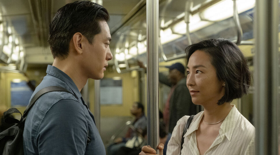 Nora und Hae Sung (Past Lives) stehen zusammen in der Bahn und unterhalten sich