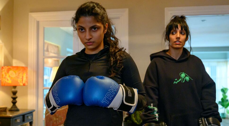 Priya Kansara als Ria Khan and Ritu Arya als ihre Schwester Lena.