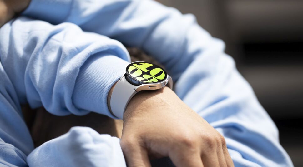 Mann trägt die Galaxy Watch6