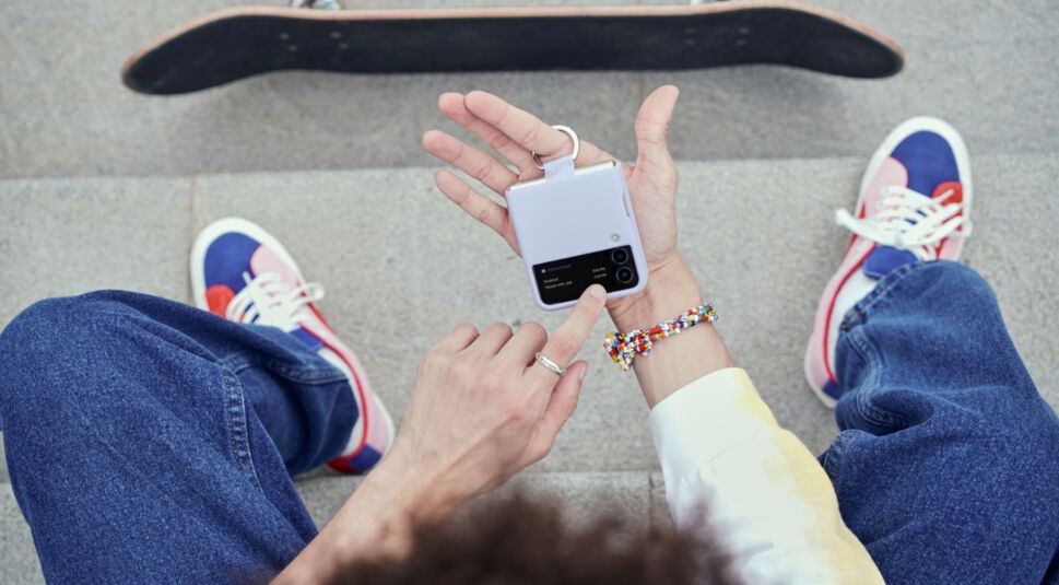 Galaxy Z Flip3 in der Hand halten