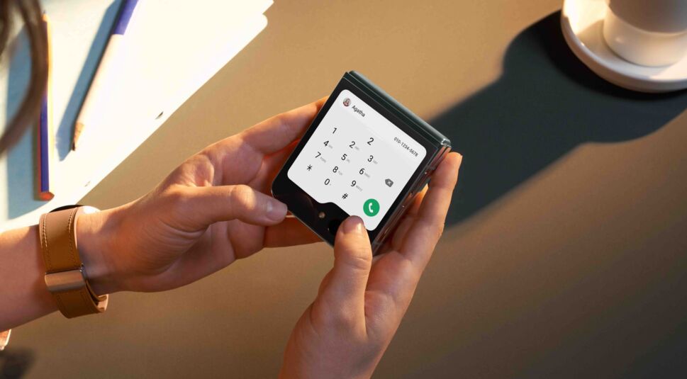 Das Außendisplay des Galaxy Z Flip5.