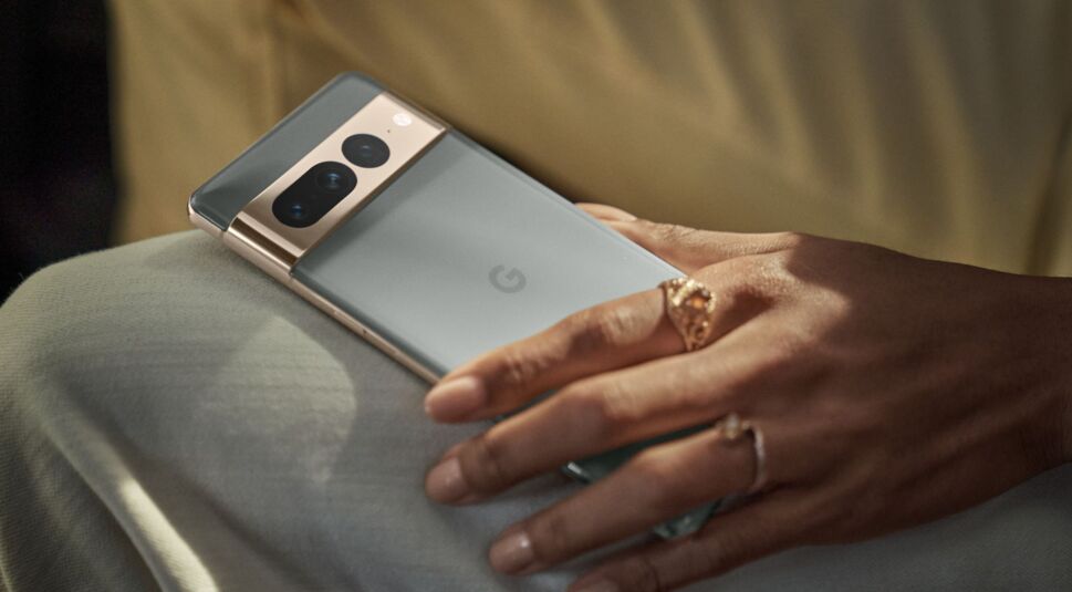 Das Pixel 7 Pro in der Hand halten