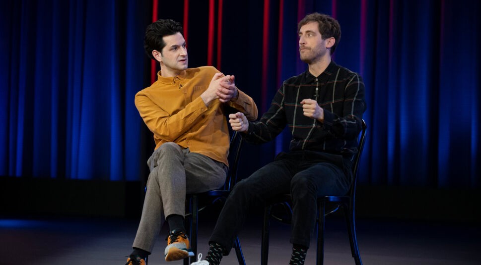 Thomas Middleditch und Ben Schwartz sitzen nebeneinander auf Stühlen