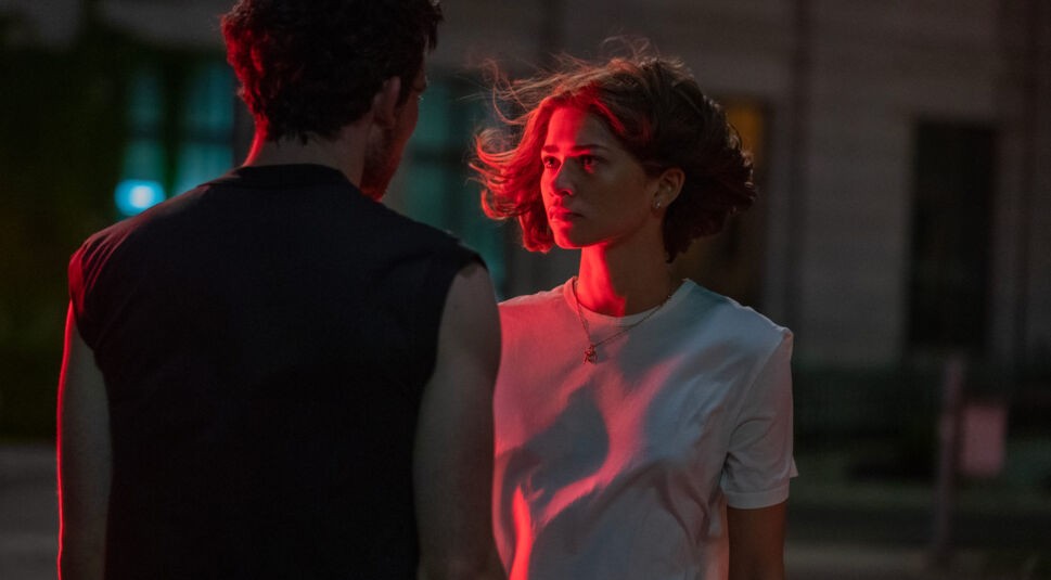 Zendaya in Challengers wird von einem roten Licht angeleuchtet