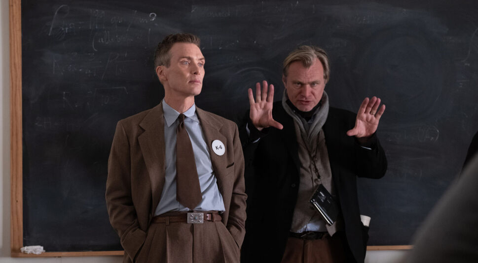 Murphy und Nolan stehen vor einer Tafel im Film Oppenheimer