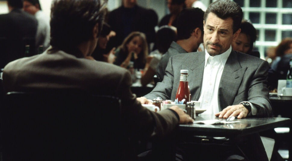 Robert De Niro sitzt Al Pacino in Heat gegenüber