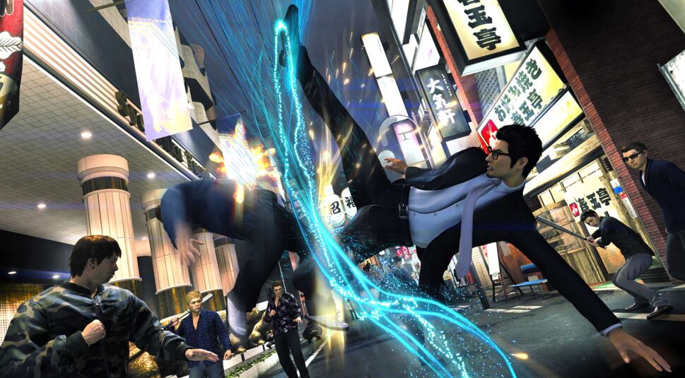 Kazuma greift Gegner in Like a Dragon: The Man who erased his name an