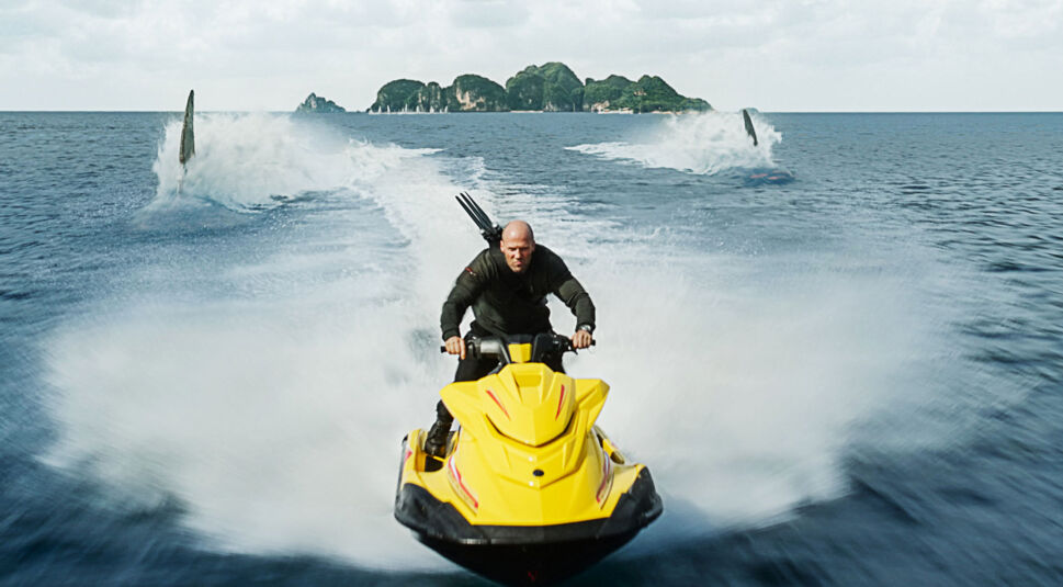 Jason Statham als Jonas auf dem Jetski auf Meg-Jagd