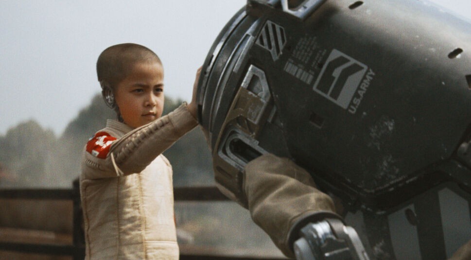 Madeleine Yuna Voyles berührt als KI Kind einen ungewöhnlichen Gegenstand