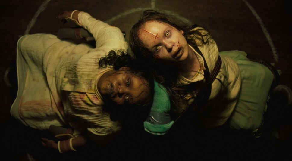 Angela Fielding (Lidya Jewett) und Katherine (Olivia Marcum) in "Der Exorzist: Bekenntnis".