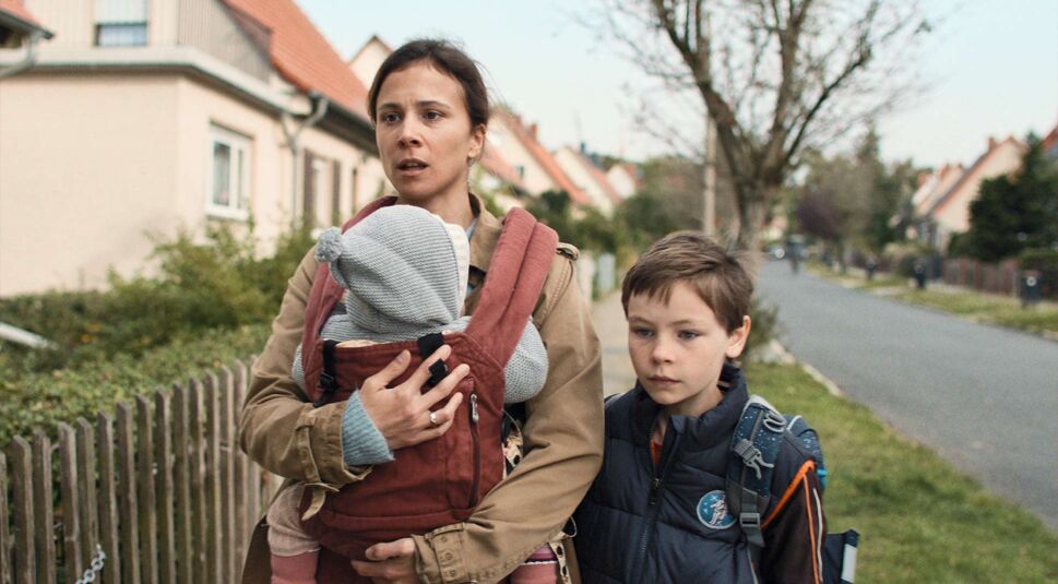 Fatime (Aylin Tezel) bringt gemeinsam mit Tochter Lucy Jason (Cecilio Andresen) zur Schule.