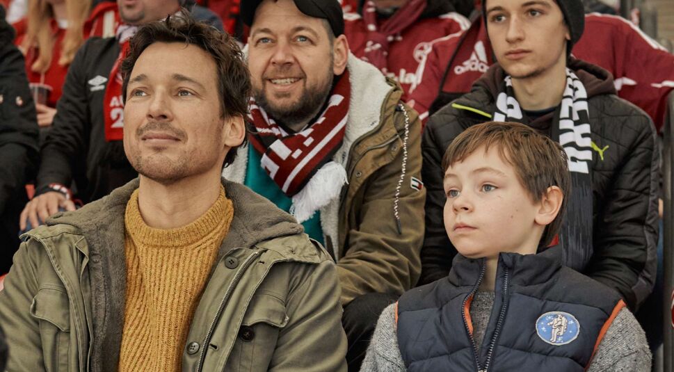 Das erste Mal gemeinsam im Stadion: Mirco (Florian David Fitz) und Jason (Cecilio Andresen)