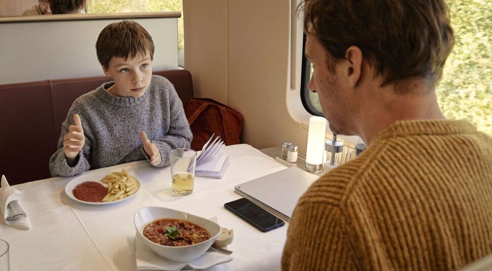 Jason (Cecilio Andresen) und Mirco (Florian David Fitz) im Bord-Bistro