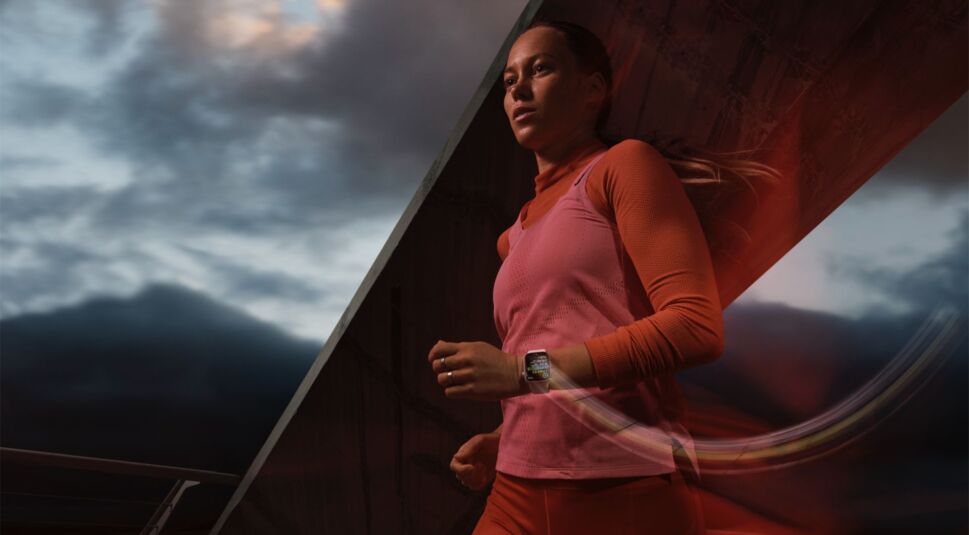 Frau trägt die Apple Watch 9