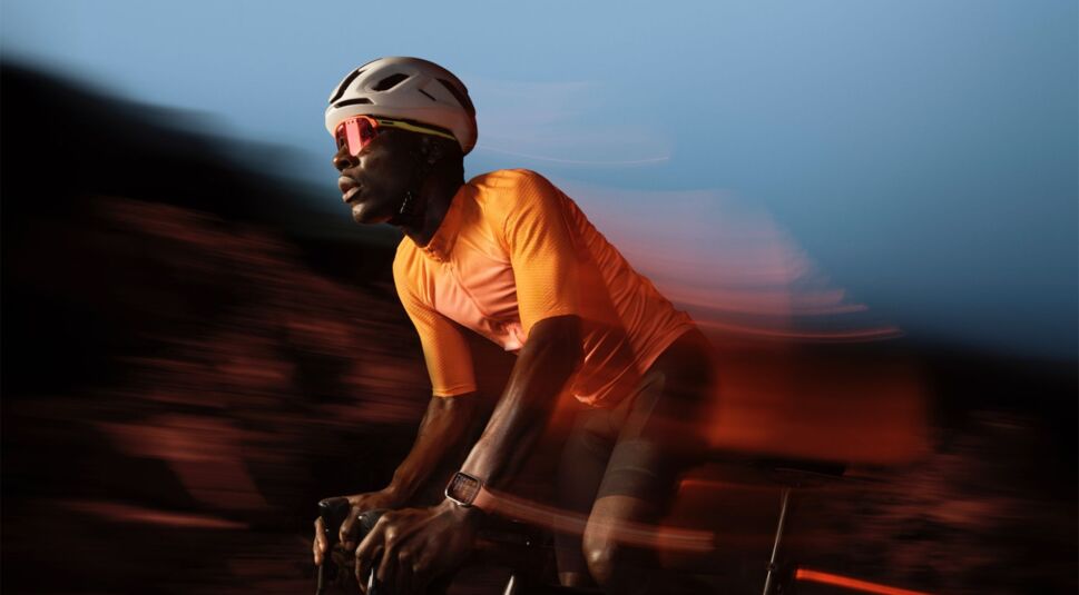 Radfahrer trägt die Apple Watch 9