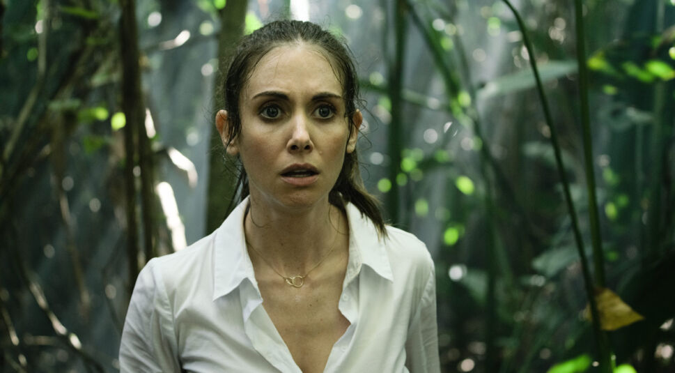 Alison Brie schaut erschrocken