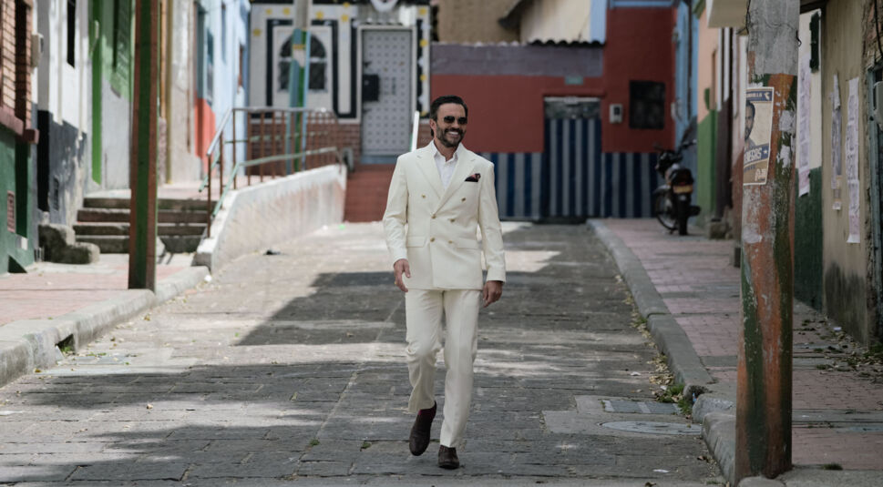 Juan Pablo Raba läuft in Freelance strahlend die Straße herunter