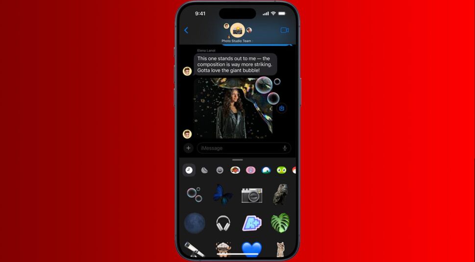 Das iPhone 15 vor rotem Hintergrund