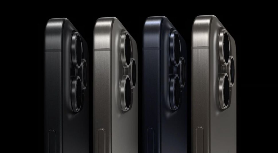 Das iPhone 15 Pro vor schwarzem Hintergrund