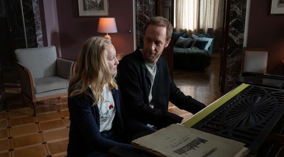 Helena Zengel und Stephan Kampwirth als Tochter Josy und Vater Viktor Lorenz in "Die Therapie"