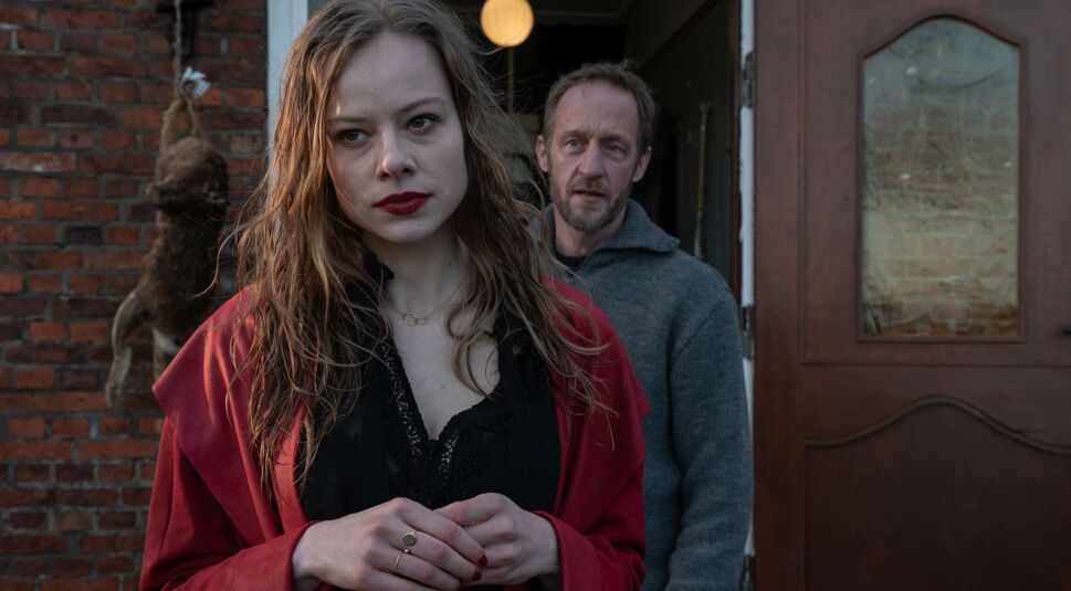 Stephan Kampwirth und Emma Bading als Viktor Larenz und Anna Spiegel in der Fitzek-Serie "Die Therapie"