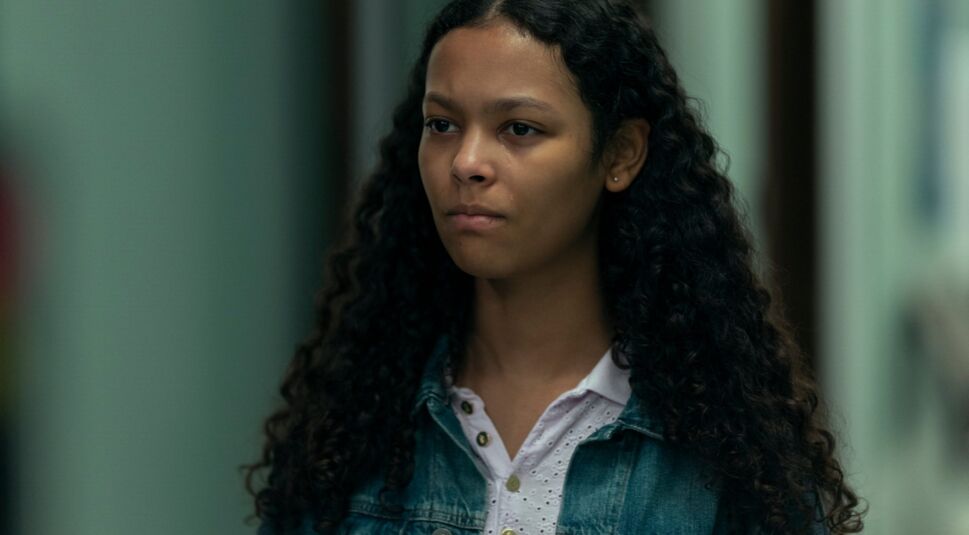 Kyliegh Curran als Lenore Usher in Der Untergang des Hauses Usher