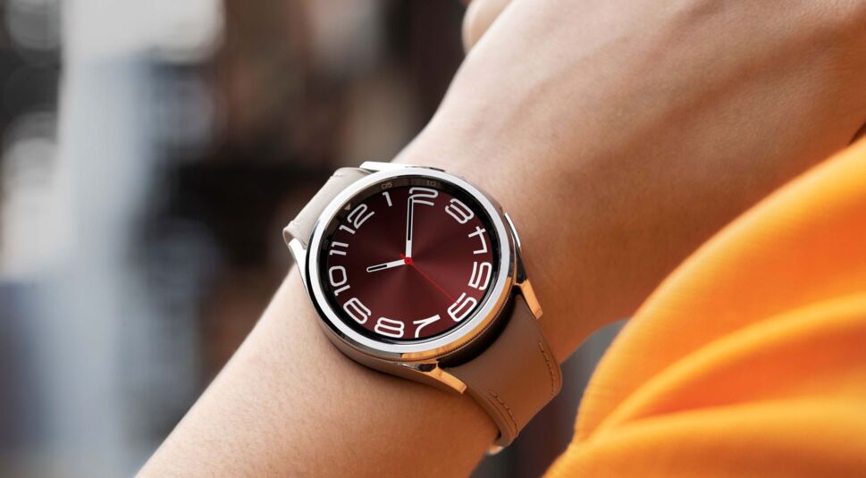 Frau trägt die Galaxy Watch6 Classic am Arm