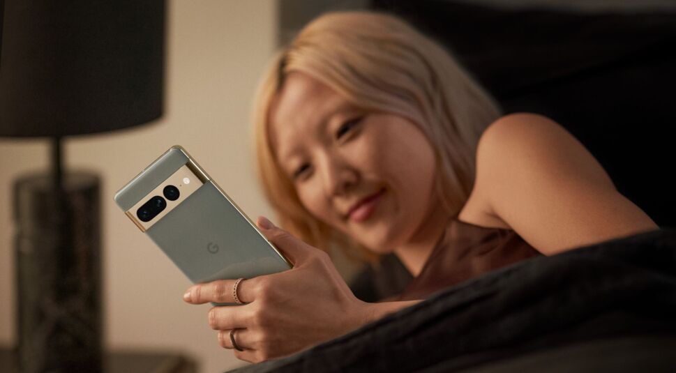 Frau schaut auf das Pixel 7 Pro.