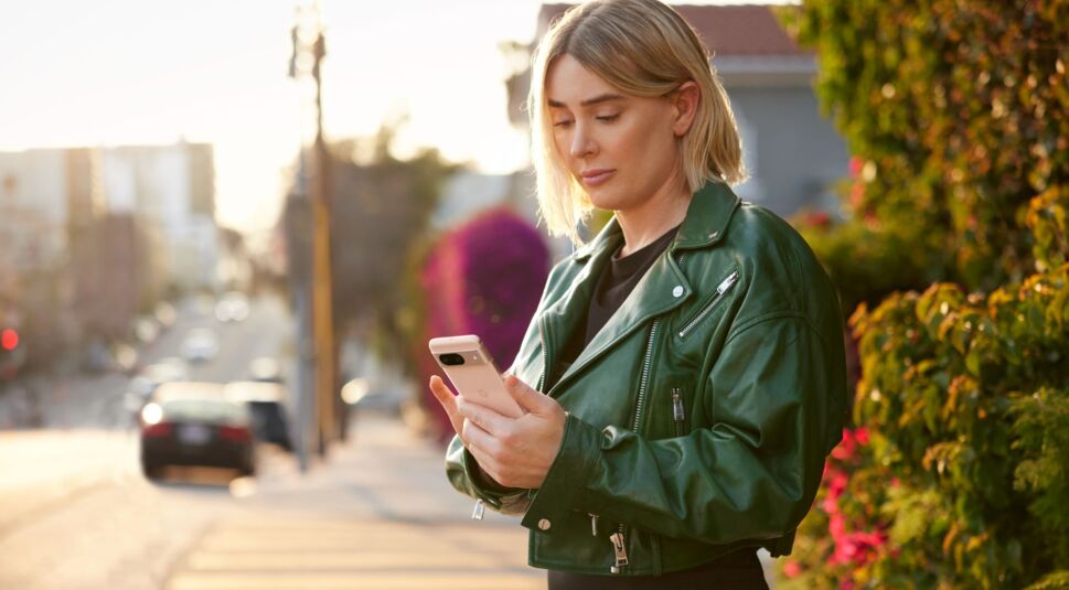 Frau hält das Pixel 8 in der Farbe Rose 