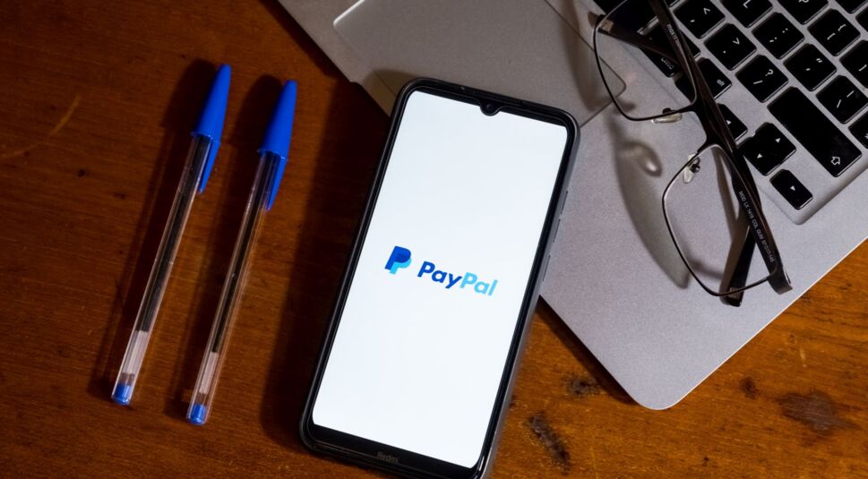 Das Logo von PayPal auf einem Smartphone-Display