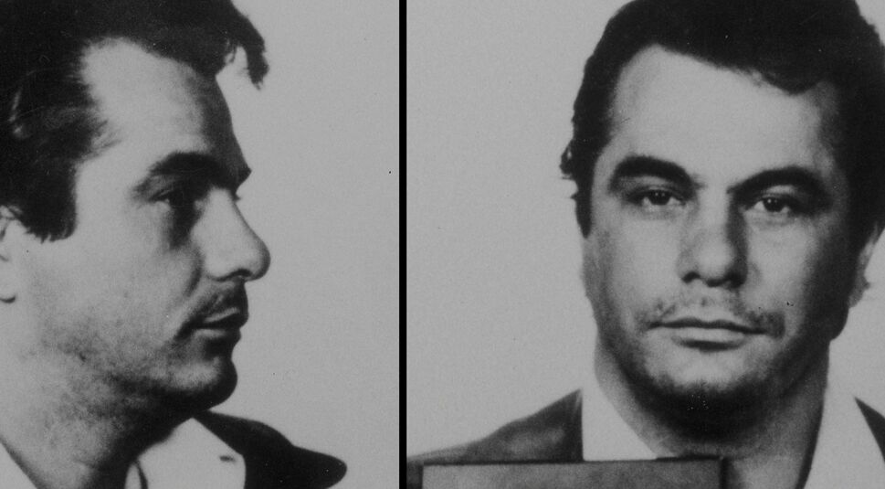 John Gotti: Ein Verbrecherfoto zeigt einen Mann mit kurzen dunklen Haaren frontal und im Profil.