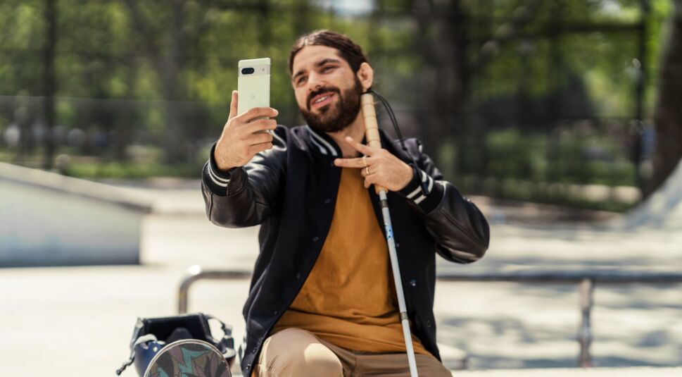 Mann macht Selfie mit dem Pixel 7