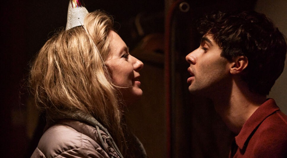 Tore Sanna Sundqvis: Eine Frau mit einem Partyhut steht einem jungen Mann lächelnd gegenüber.