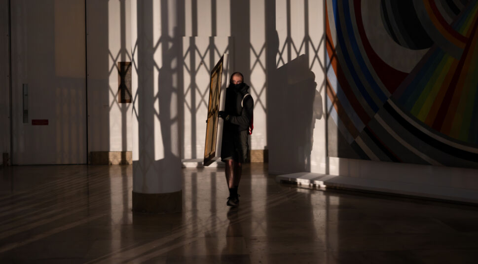 Vjeran Tomic: Der Spiderman von Paris: Ein maskierter Mann schleicht im Schatten durch einen Ausstellungsraum eines Museums und trägt ein Gemälde.