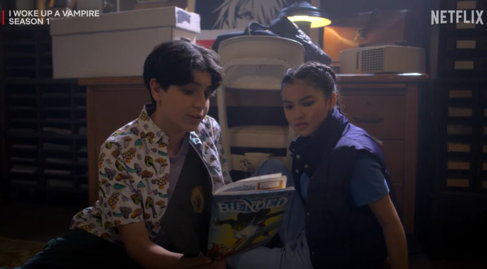 Kev und Carmie schauen zusammen auf ein Comic-Heft.